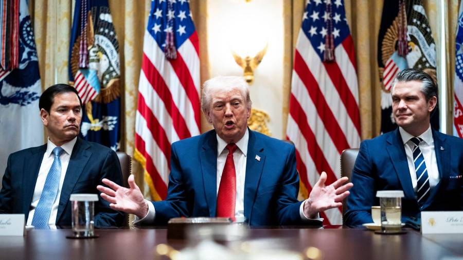 El presidente Trump discute la situación con Irán y el estrecho de Ormuz en la Casa Blanca, acompañado por el senador Rubio y el nominado Pete Hegseth.