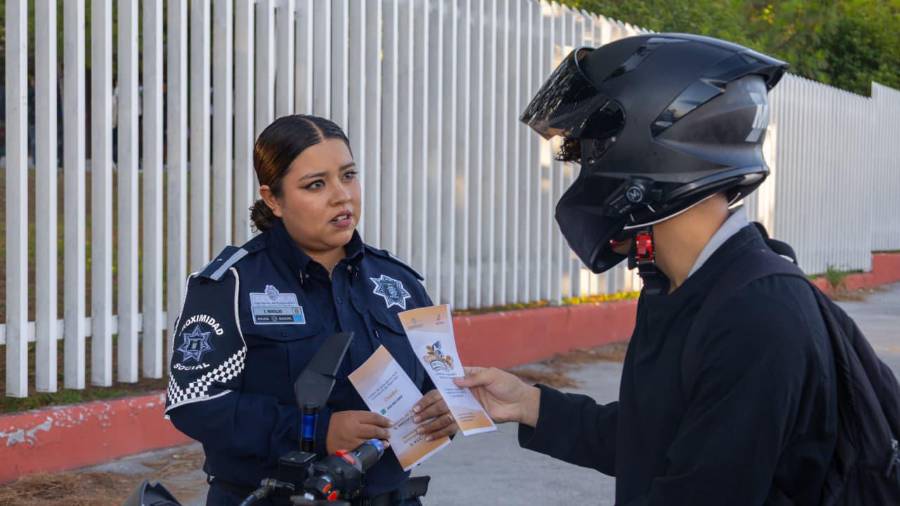 Elementos de la Comisaría realizaron acciones preventivas con motociclistas para promover el uso de casco y otras medidas de seguridad vial.