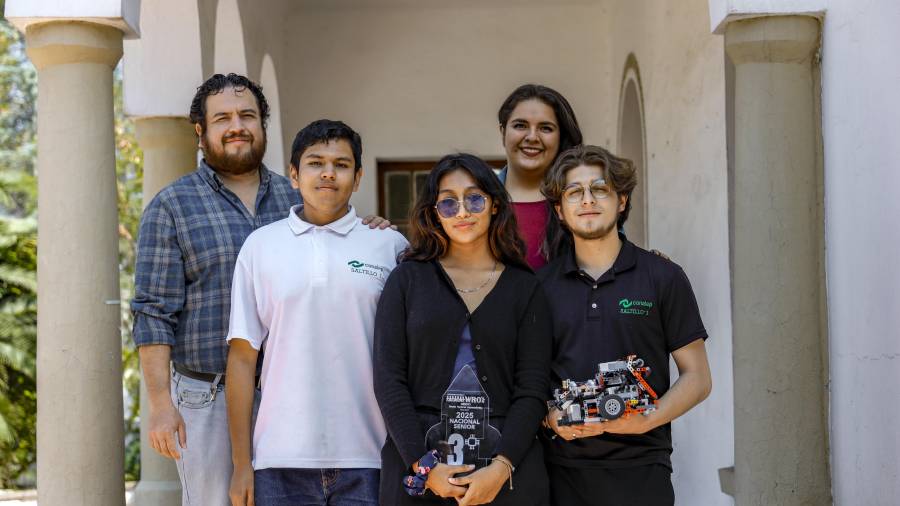 Alumnos del CONALEP que resultaron con el 3er lugar en la Olimpiada de Robótica en Londres