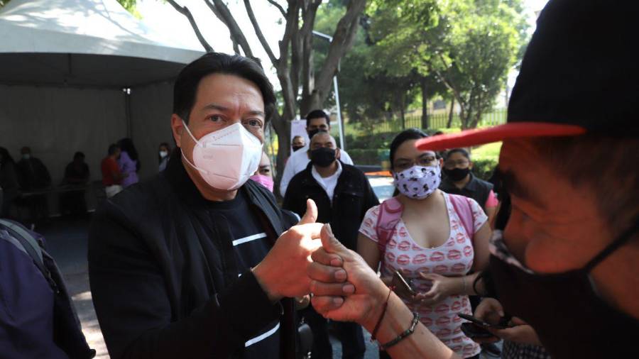 El presidente nacional de Morena, Mario Delgado acude a ejercer su voto en el ejercicio de Revocación de Mandato.