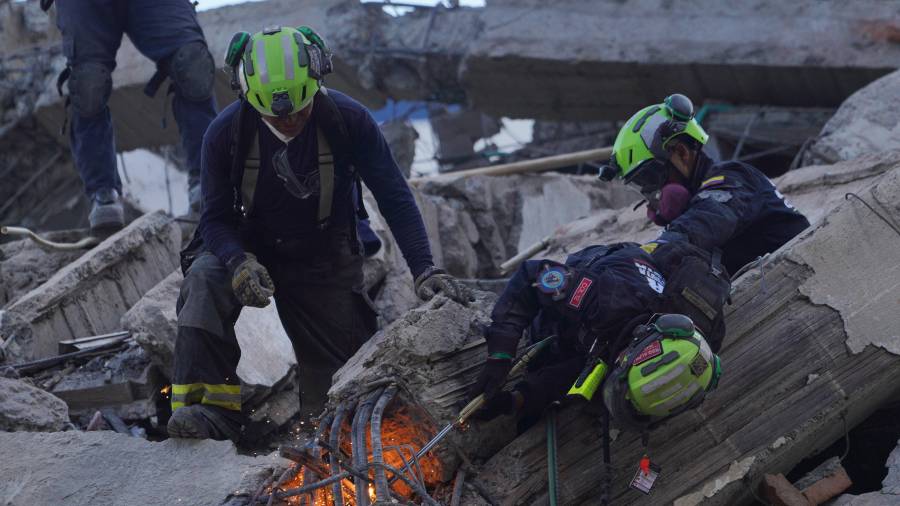 Los equipos de rescate cortan entre los escombros mientras buscan sobrevivientes al día siguiente del terremoto que azotó Cali, Colombia, el martes 11 de agosto de 2026. (AP Foto/Iván Valencia)
