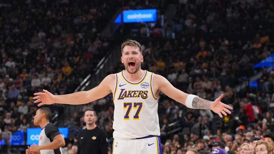 Luka Doncic salió del partido ante Clippers en la primera mitad tras resentirse de la pierna izquierda, encendiendo la preocupación en Lakers.