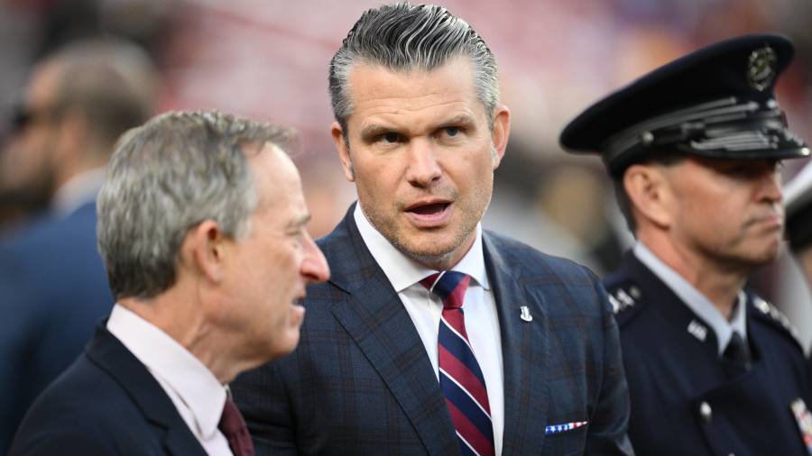 El secretario de Defensa de EEUU, Pete Hegseth, al margen de un partido de la NFL entre los Commanders y los Lions, en Landover, Maryland. FOTO: