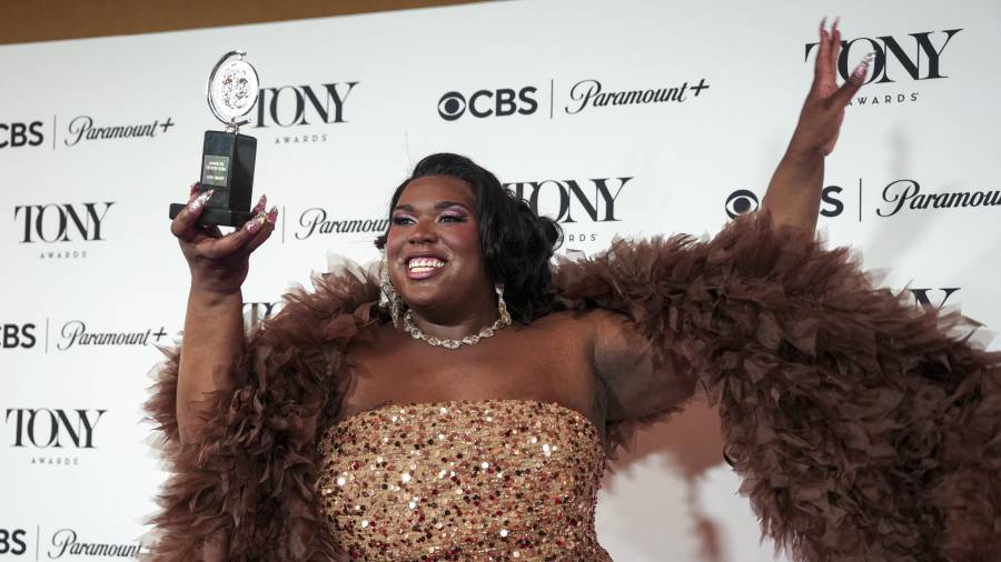 La reina Jean posa con el premio al Mejor Diseño de Vestuario de un Musical por ‘Cats: The Jellicle Ball’ en la sala de prensa de la 79.ª edición de los Premios Tony en Nueva York, Estados Unidos, el 7 de junio de 2026.