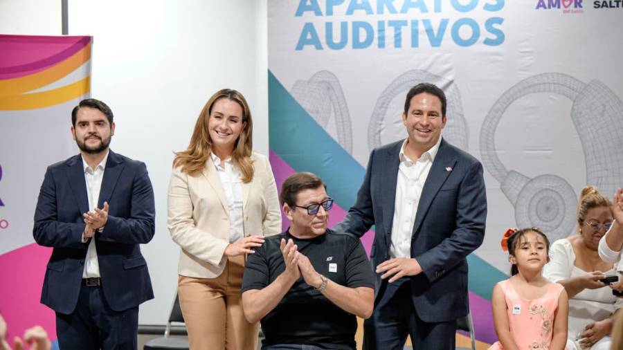 Javier Díaz y Luly López encabezaron la entrega de auxiliares auditivos, programa que suma ya 487 apoyos durante la actual administración municipal.