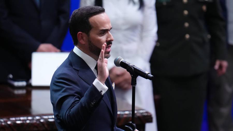 El presidente de Colombia, Abelardo de la Espriella, presta juramento en Cali, Colombia, el viernes 7 de agosto de 2026.