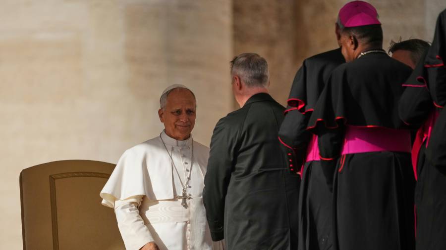 El papa León XIV se reúne con obispos durante su audiencia general semanal en la Plaza de San Pedro del Vaticano.