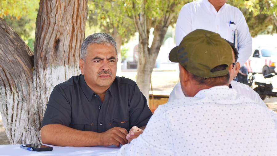 El alcalde Víctor Manuel Leija Vega atiende a un ciudadano durante la jornada de servicios en la colonia Benito Juárez, en Cuatro Ciénegas.