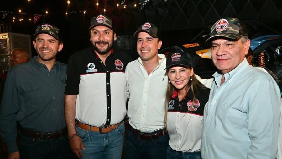 El alcalde Carlos Villarreal (segundo de izquierda a derecha) acompañó al gobernador Manolo Jiménez durante el arranque del Rally Coahuila 1000 en Torreón.