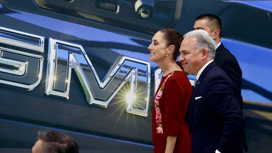 Junto con la presidenta Claudia Sheinbaum, Francisco Garza, CEO de GM México, confirmó la llegada de la producción de Aveo y Groove a Ramos Arizpe.