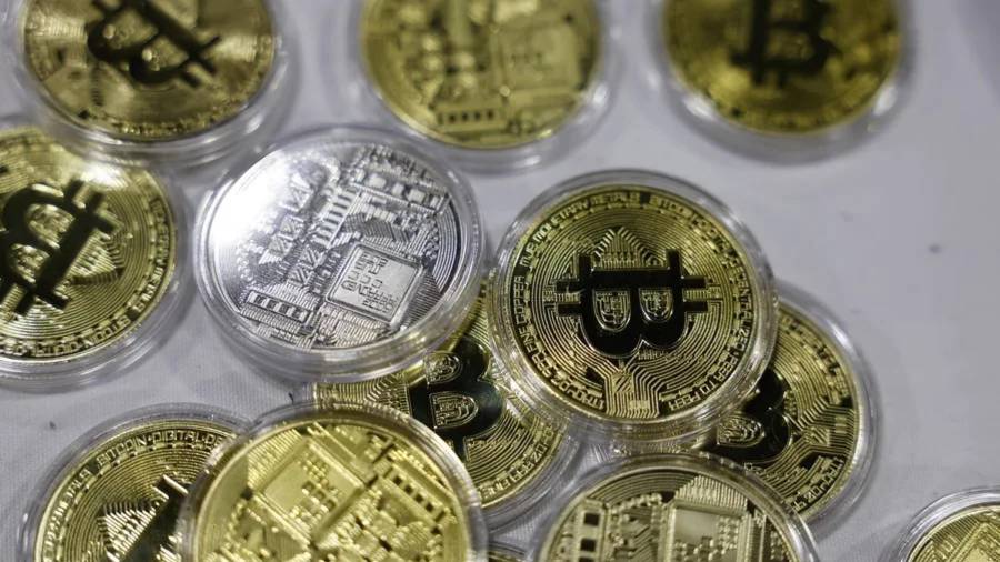Varias monedas de bitcóin.