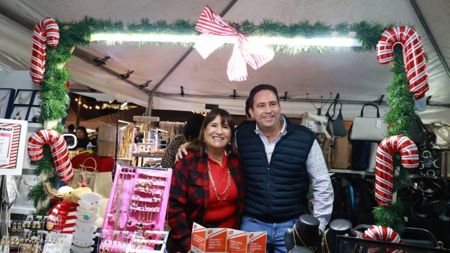 El alcalde Javier Díaz González saludó a mujeres emprendedoras durante su recorrido por los stands de Navidalia 2025 en Saltillo.