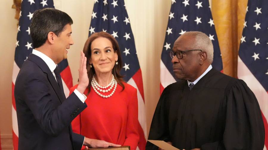 El juez Clarence Thomas, derecha, toma juramento a Kevin Warsh, izquierda, como presidente de la Reserva Federal, ante la mirada de su esposa, Jane Lauder, en la Sala Este de la Casa Blanca.