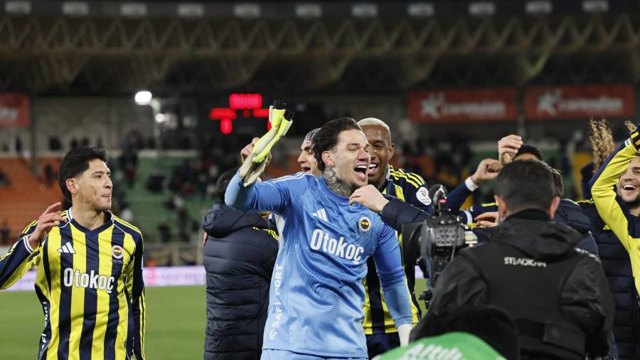 Edson Álvarez tuvo una aparición testimonial en el triunfo del Fenerbahçe sobre el Alanyaspor, al ingresar en tiempo agregado cuando el partido ya estaba definido.