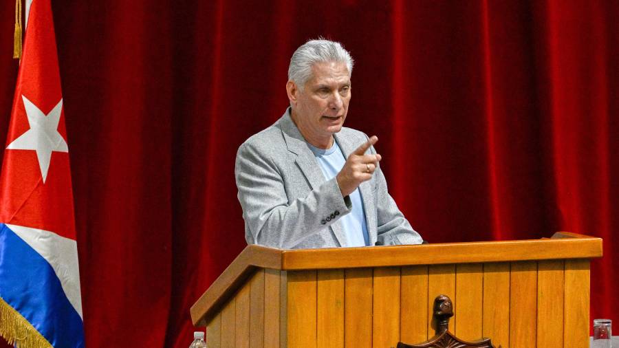 El presidente cubano Miguel Díaz-Canel pronunció un discurso de bienvenida a políticos y activistas del Convoy Nuestra América en el Palacio de Convenciones de La Habana, Cuba.