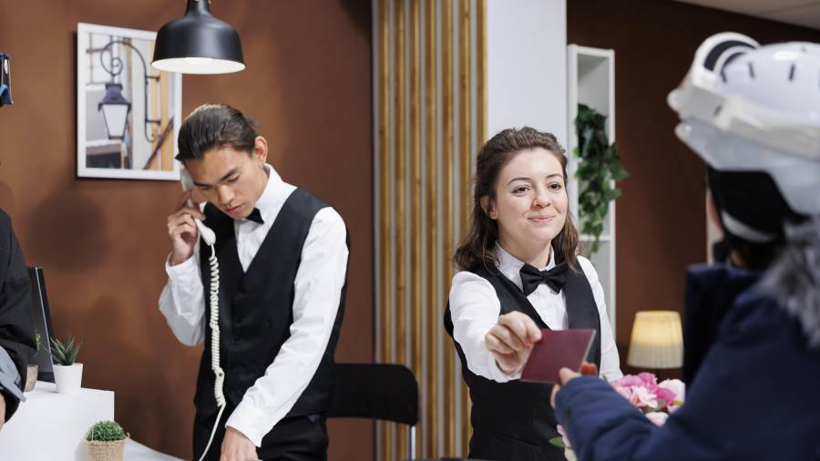 Hoteles y restaurantes en Saltillo han iniciado procesos de capacitación y ajustes operativos ante la posible llegada de visitantes extranjeros.