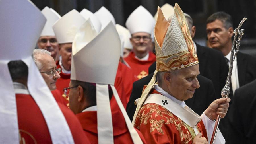 El Papa León XIV se retira tras presidir la Santa Misa en la Solemnidad de los Santos Apóstoles Pedro y Pablo, en la Basílica de San Pedro, Ciudad del Vaticano.