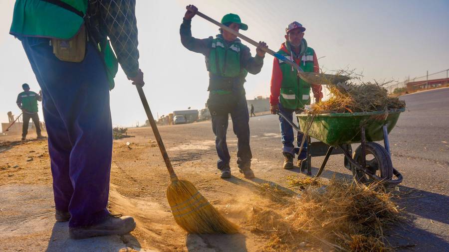 Brigadas municipales realizan labores de deshierbe y retiro de escombro en colonias de Ramos Arizpe como parte del programa permanente de limpieza.
