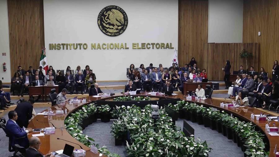 En lo que va del año, el Instituto Nacional Electoral (INE) dio de baja a 836 profesionales de sus oficinas centrales.