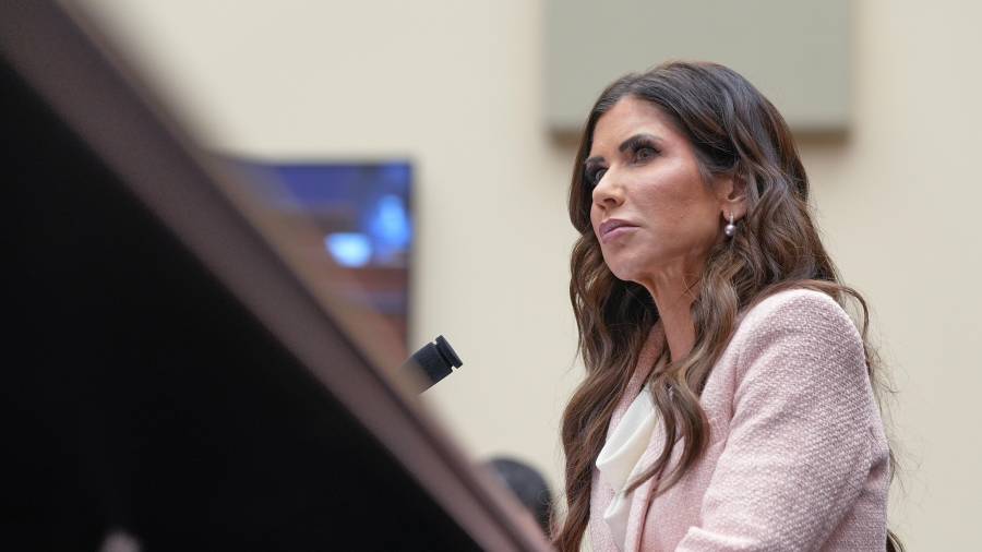La secretaria de Seguridad Nacional, Kristi Noem, testifica durante una audiencia de supervisión del Departamento de Seguridad Nacional ante el Comité Judicial de la Cámara de Representantes en el Capitolio