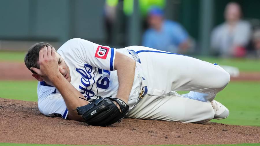 El lanzador de los Royals logró abandonar el terreno por su propio pie, pero será evaluado bajo el protocolo de conmociones de la MLB.