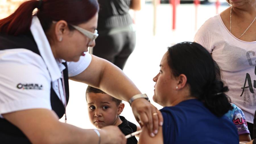 Autoridades sanitarias intensificaron la campaña de vacunación en la entidad, donde se han aplicado más de 112 mil dosis para contener la enfermedad.