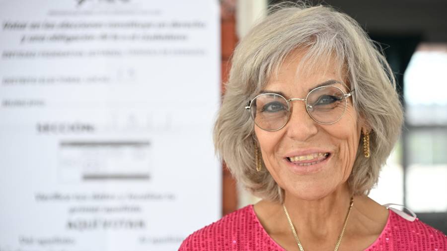 Doña Dora Elvia Alemán recorrió varias casillas antes de localizar la sección donde podía emitir su voto.