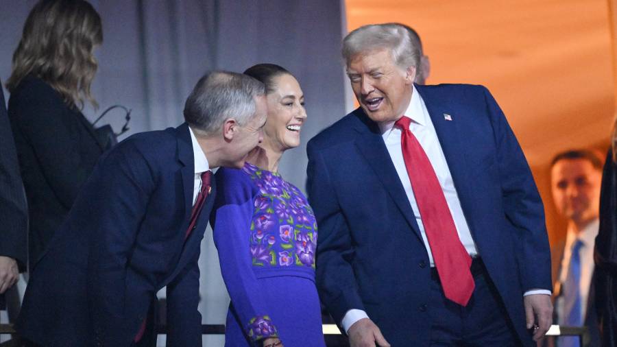 Cámaras captaron a los tres mandatarios coversando y sonriendo en palco del recinto en que se realizó el sorteo.