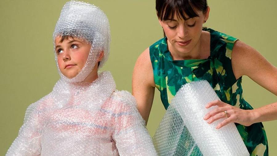 El amor no siempre protege. Cuando el cuidado se convierte en control excesivo, la sobreprotección parental puede limitar el desarrollo emocional, social y cognitivo de niñas, niños y adolescentes.