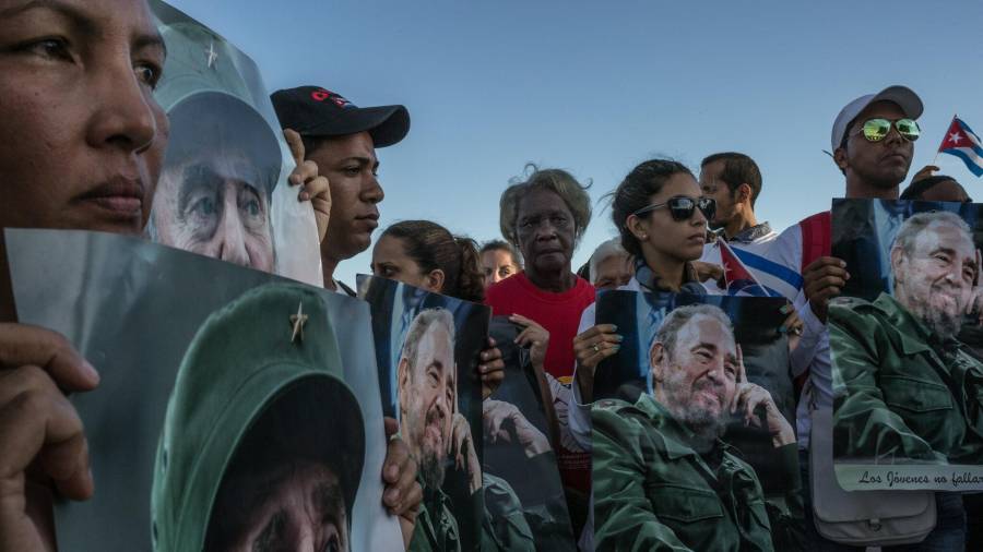 Manifestantes en Cuba portan retratos de Fidel Castro; A pesar de los cambios de liderazgo, el legado de la familia Castro sigue siendo fundamental para la simbología del poder en la isla.
