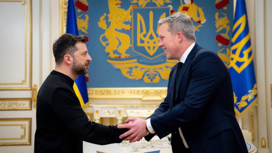 El presidente Volodímir Zelenski estrecha la mano del secretario del Ejército de Estatos Unidos, Dan Driscoll, en Kiev, Ucrania.