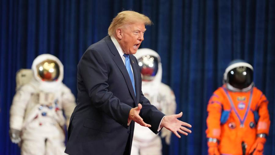 El presidente Donald Trump llega para entregar la Medalla de Honor Espacial del Congreso a los miembros de la tripulación de la misión Artemis II, el viernes 28 de agosto de 2026, en el Centro Espacial Johnson de Houston.