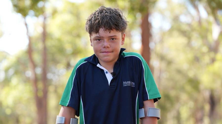 Austin Appelbee en Gidgegannup, Australia, después de que el niño de 13 años nadara durante horas después de que su familia fuera arrastrada por el mar cerca de la costa australiana.