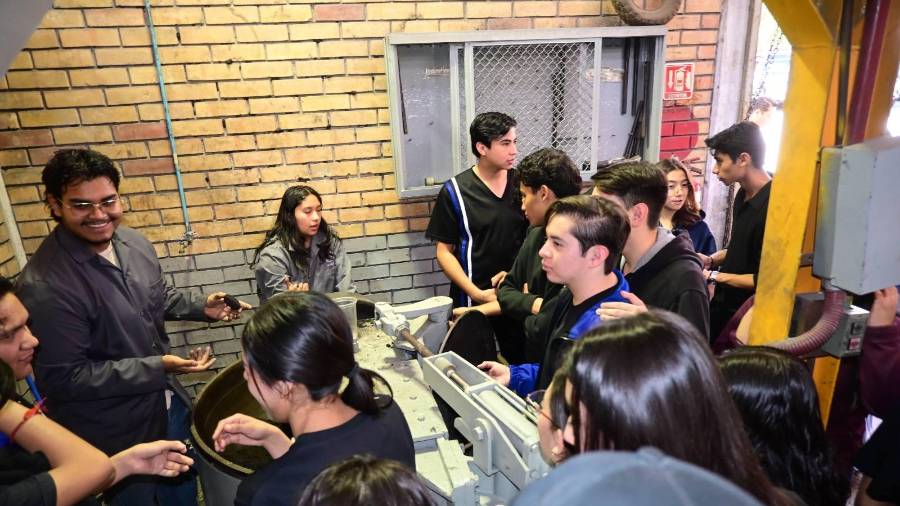 Estudiantes de preparatoria recorrieron laboratorios y áreas académicas durante la jornada informativa realizada en el Tecnológico de Saltillo.