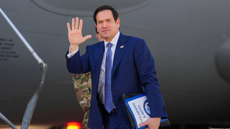 El secretario de Estado estadounidense Marco Rubio saluda al abordar un avión de transporte C-17 Globemaster III de la Fuerza Aérea de EU, en el Aeropuerto Internacional de Baréin, tras su visita a Oriente Medio.