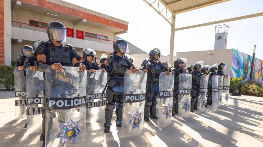 Cadetes de la Academia de Policía de Saltillo realizan prácticas tácticas y ejercicios de control durante su proceso de capacitación.