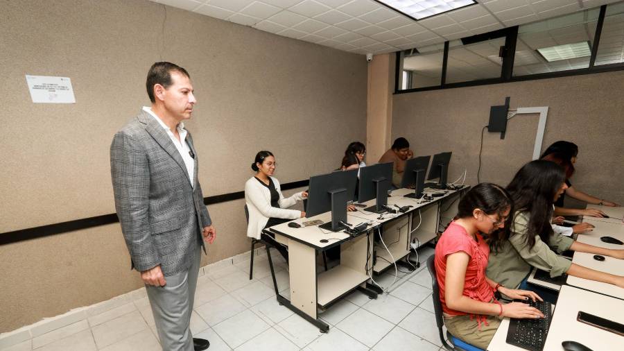 El rector Octavio Pimentel Martínez inauguró un nuevo espacio tecnológico equipado con 20 computadoras en la Facultad de Trabajo Social.