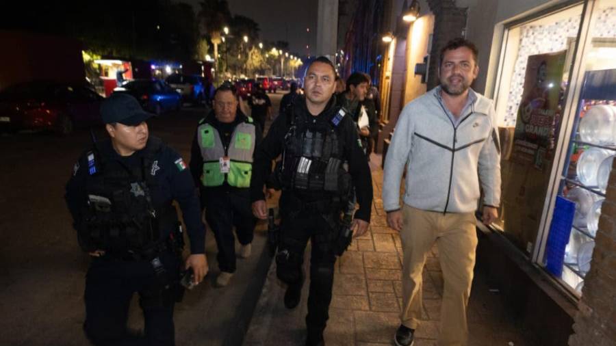 Autoridades municipales realizan inspecciones en establecimientos del primer cuadro de la ciudad.