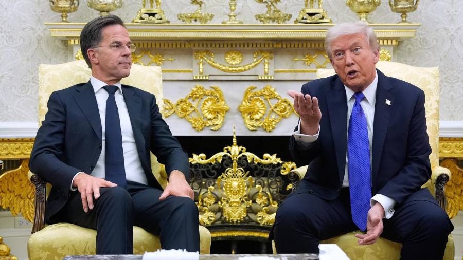 El presidente estadounidense Donald Trump con el secretario general de la OTAN Mark Rutte, en la Oficina Oval en la Casa Blanca en Washington, el 22 de octubre del 2025.