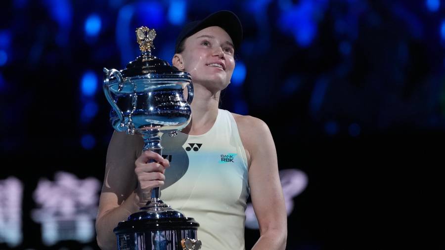 Elena Rybakina levanta el trofeo del Abierto de Australia 2026 tras imponerse a Aryna Sabalenka en la final disputada en la Rod Laver Arena.