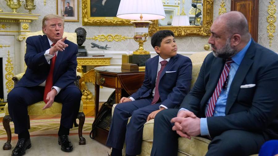 El intercambio ocurrió mientras Trump recibía a joven salvavidas que rescató a un niño de 10 años de las fuertes olas en una playa.