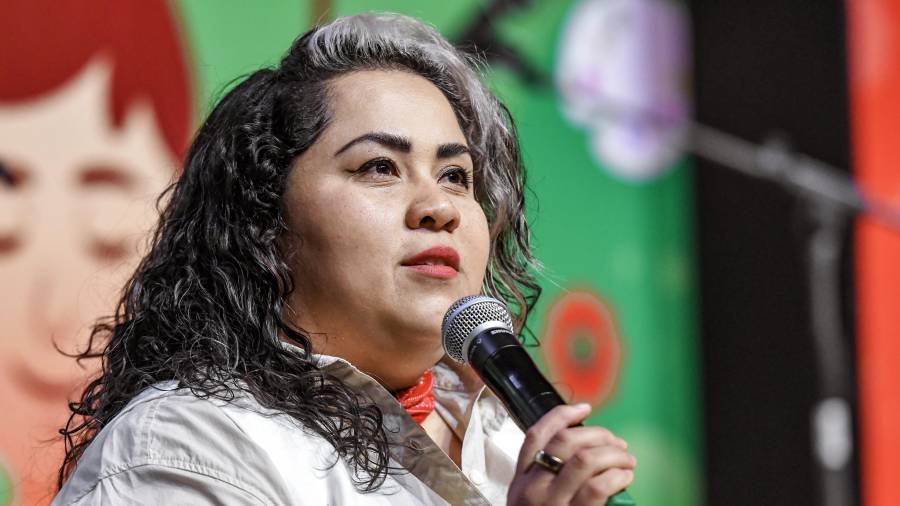 Vivir Quintana durante su presentación en la Feria Internacional del Libro Coahuila 2026.