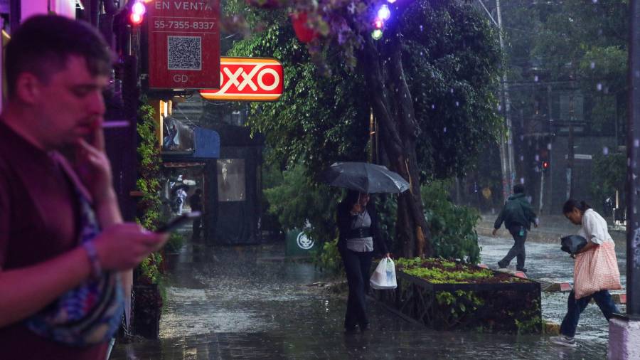 CNPC llamó a conducir con precaución, reducir la velocidad y evitar transitar por zonas con acumulación de agua o baja visibilidad.