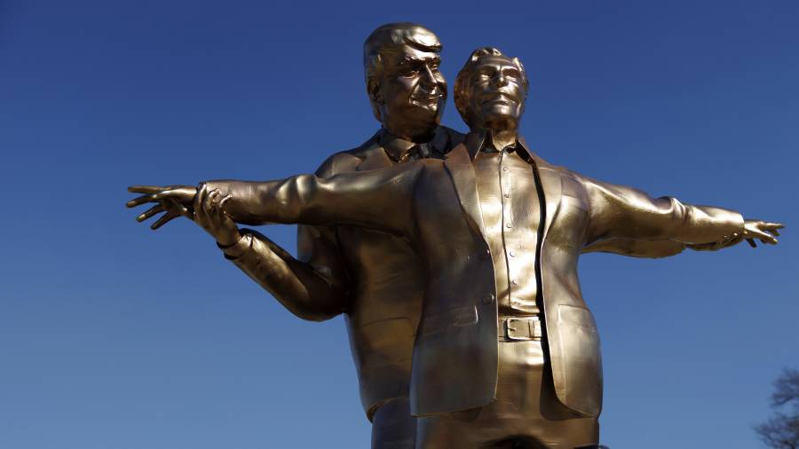 Una estatua que representa al presidente de Estados Unidos, Donald Trump, junto al fallecido magnate Jeffrey Epstein, acusado de tráfico sexual, fue colocada en el National Mall.