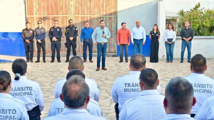 El alcalde Carlos Villarreal encabezó la revisión de los elementos de la Policía Municipal de Monclova.