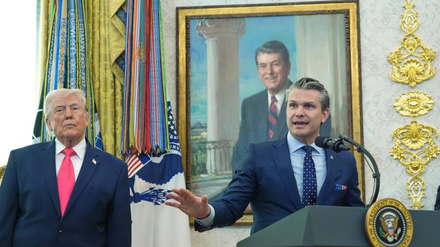 El presidente Donald Trump escucha al secretario de Defensa, Pete Hegseth en el Despacho Oval de la Casa Blanca.