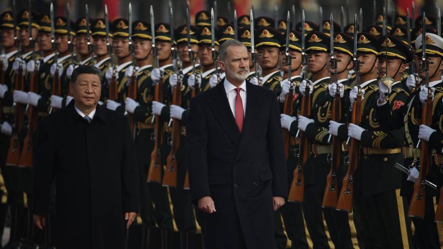 El rey Felipe VI de España y el presidente chino, Xi Jinping (izquierda), caminan junto a la guardia de honor durante una ceremonia de bienvenida en el Gran Salón del Pueblo en Pekín.