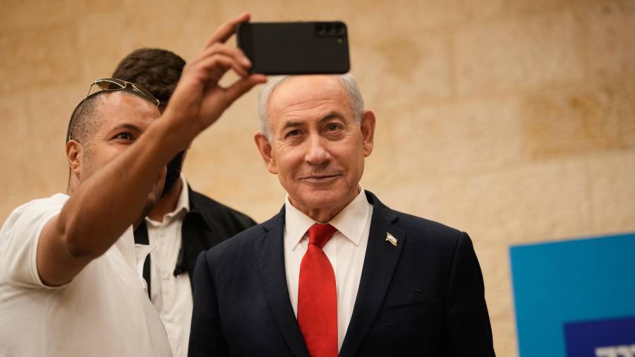 Un hombre se toma una selfie con el primer ministro de Israel, Benjamin Netanyahu, durante las primarias del partido Likud, antes de las elecciones generales de octubre, en Jerusalén, el 17 de agosto de 2026.