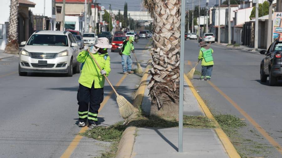 Personal de “Aquí Andamos” intervino plazas y áreas verdes del fraccionamiento Hacienda Narro.