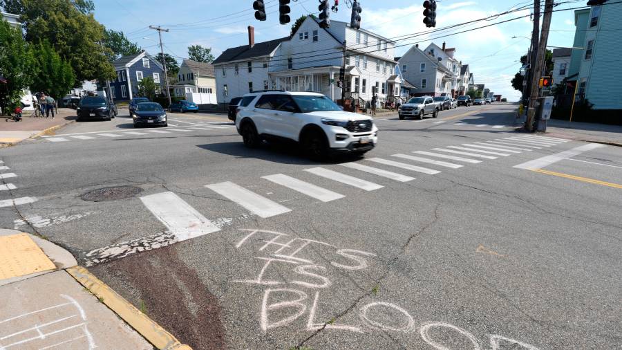 Se observa sangre en el pavimento cerca del lugar de un tiroteo en el que estuvo involucrado el Servicio de Inmigración y Control de Aduanas de Estados Unidos, el lunes 13 de julio de 2026 en Biddeford, Maine. La frase en el piso reza: Esto es sangre.
